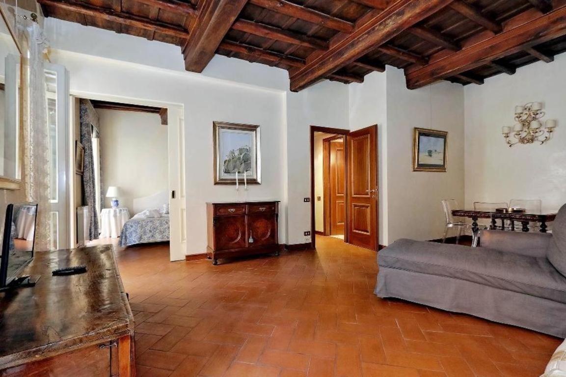 Trevi Halldis Roma